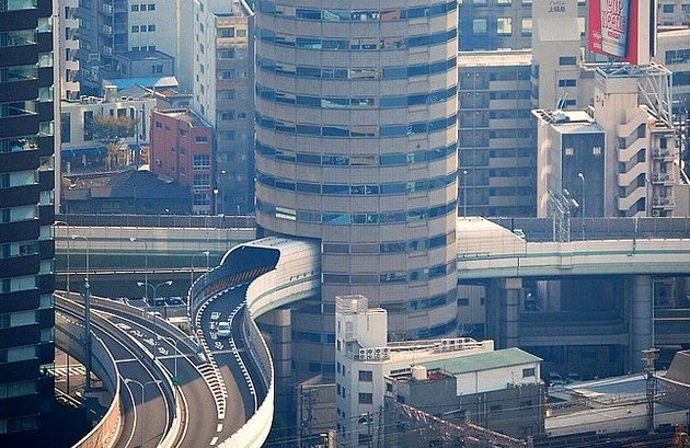 13.japonyada-binanın-icinden-otoban